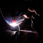 Jak wykorzystać palnik i elektrodę do spawania?