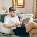 Kursy zawodowe a praca zdalna - jak rozwijać swoje umiejętności w czasach home office?