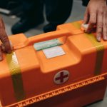 Pierwsza pomoc w miejscu pracy - jakie umiejętności pomogą zapewnić szybką reakcję w nagłych sytuacjach?