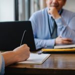Kursy zawodowe a trendy na rynku pracy - jak być na bieżąco z wymaganiami pracodawców?